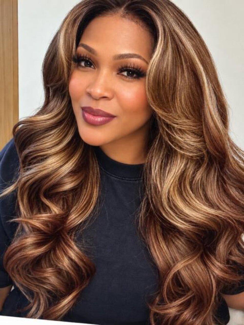 *Outre Lace Front Wig - Melted Hairline - Elara (DRFF4/COCOA VANILLA SWIRL